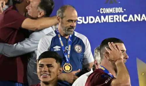 Carlos Compagnucci en las celebraciones de Lanús tras obtener la Copa Sudamericana. Foto: AFP Carlos Compagnucci, extécnico de Universitario, sorprende al consagrarse campeón de la Copa Sudamericana con Lanús