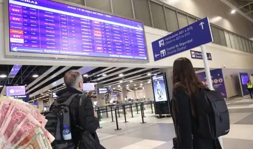 Actualmente, los pasajeros que realizan escala en Lima no pagan una tarifa de conexión. Esto cambiará con la aplicación de la TUUA. Foto: composición LR/Andina Aeropuerto Jorge Chávez