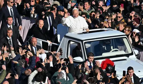 Es el primer viaje fuera de Italia que Robert Prevost realiza desde que asumió como pontífice. Foto: AFP