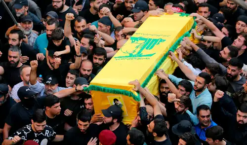 El ataúd de Tabatabai fue envuelto con la bandera de Hezbolá y cargado por sus simpatizantes. Foto: AFP