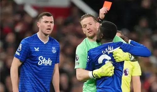 Gana Gueye fue expulsado de manera insólita por agredir a su propio compañero.