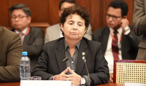 Comisión de Ética sanciona a Susel Paredes por permitir uso de baño femenino a personas trans en el Congreso