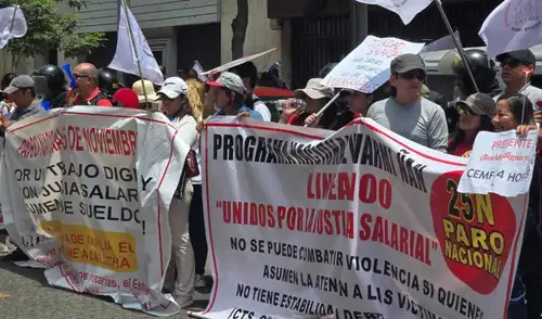 Trabajadores del programa Warmi Ñan protestan en el Día Internacional de la Eliminación de la Violencia contra la Mujer Trabajadores del programa Warmi Ñan protestan en el Día Internacional de la Eliminación de la Violencia contra la Mujer