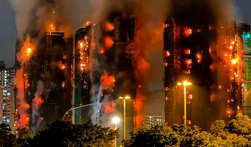 Las imágenes del siniestro que se compartieron rápidamente por redes sociales mostraron una densa columna de humo negro. Foto: AFP. Al menos 36 muertos y 200 personas desaparecidas tras voraz incendio que arrasó un complejo residencial de Hong Kong