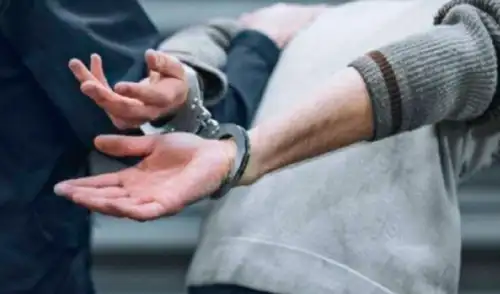 Durante su intervención por la policía, se le hallaron dos municiones y un arma calibre 38 sin licencia. Fuente: Difusión.