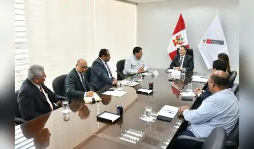 Ministro del Interior con dirigentes de colegios. Foto: Mininter Ministro del Interior con dirigentes de colegios. Foto: Mininter