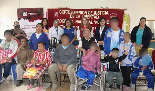 Durante la actividad, se entregaron frazadas, ropa y juguetes recolectados. Fuente: Difusión.