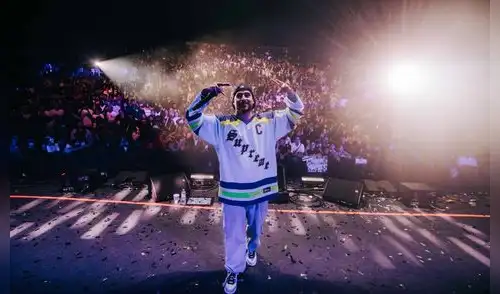 Gonzalo Genek revienta el Parque de la Exposición con concierto Gonzalo Genek sobre el escenario interpretando en vivo mientras una multitud llena el Parque de la Exposición durante su concierto.
