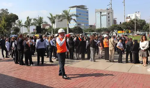 El simulacro incluyó una capacitación sobre el uso de extintores, realizada por un integrante del Cuerpo de Bomberos. Fuente: Difusión.