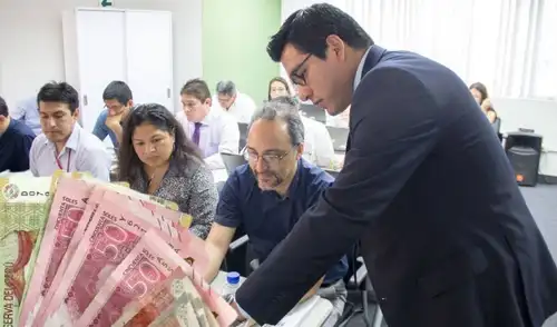 Pago de un bono excepcional de S/100 se hará efectivo en enero del próximo año, según Ley de Presupuesto 2026. Foto: composición LR/Andina Pago de un bono excepcional de S/100 se hará efectivo en enero del próximo año, según Ley de Presupuesto 2026. Foto: composición LR/Andina