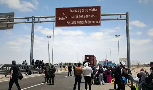 La Línea de la Concordia, frontera entre Chile y Perú, se ha convertido en un "terreno de nadie" donde migrantes, incluidos embarazadas y familias, están varados en condiciones precarias. La Línea de la Concordia, frontera entre Chile y Perú, se ha convertido en un "terreno de nadie" donde migrantes, incluidos embarazadas y familias, están varados en condiciones precarias.