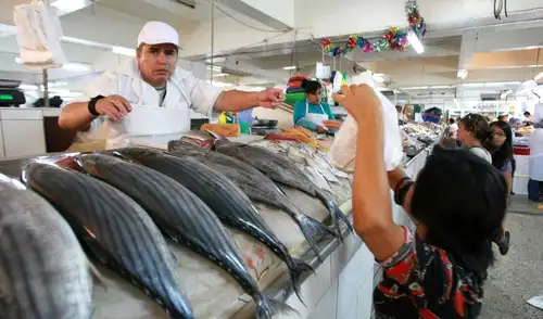 El alza de alimentos se debió a una subida en los precios de pescados y mariscos, así como de otros productos. Foto: Andina
