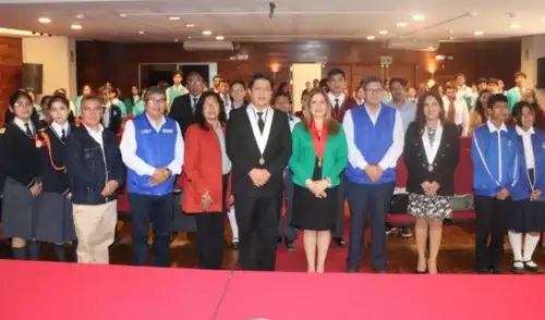 Se juramentó a dos estudiantes del colegio San Martin de Porres como jueza y secretaria de paz escolar. Fuente: Difusión. Se juramentó a dos estudiantes del colegio San Martin de Porres como jueza y secretaria de paz escolar. Fuente: Difusión.