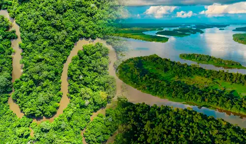 Según National Geographic Society, este es uno de los ríos con mayores variaciones topográficas, con cañones submarinos y rápidos que descienden abruptamente. Según National Geographic Society, este es uno de los ríos con mayores variaciones topográficas, con cañones submarinos y rápidos que descienden abruptamente.