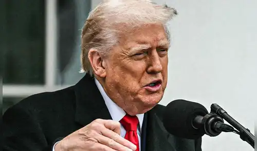 Trump aseguró que la Comisión Nacional Electoral suspendió “abruptamente” el conteo a la medianoche del 30 de noviembre. Foto: AFP. Donald Trump amenaza con "un infierno que pagar" si se cambian los resultados electorales en Honduras