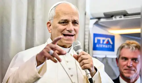 El papa brindó declaraciones desde el avión que lo llevaba de regreso a Roma tras su visita al Líbano. Foto: AFP. El papa León XIV propone el diálogo entre Estados Unidos y Venezuela con el fin de evitar una posible invasión