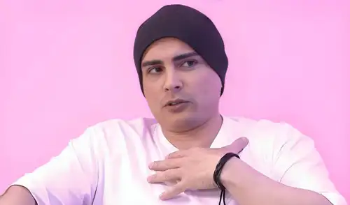 Óscar Gayoso, destacado comediante peruano, volvió a la TV en mayo de 2025 tras una década de ausencia.