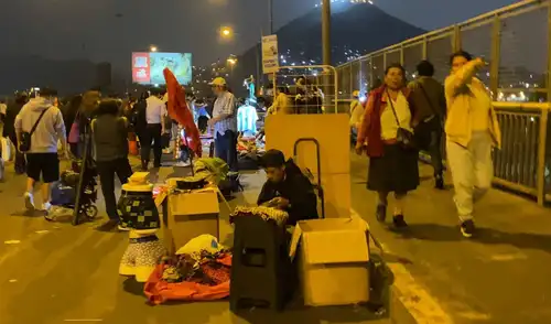 Persisten comerciantes pese a anuncio de la MML de liberación del puente Ricardo Palma.