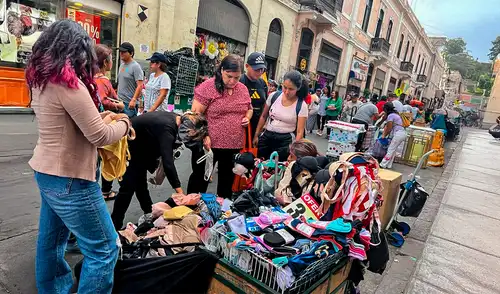 Vendedores ambulantes en el Centro de Lima generan aglomeración. Foto: La República Vendedores ambulantes en el Centro de Lima generan aglomeración. Foto: La República