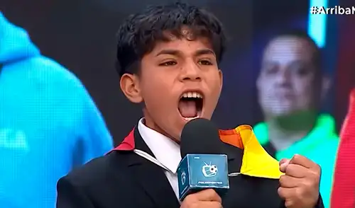 'Pol Deportes' transmitió los primeros minutos del segundo tiempo entre Alianza Lima y Sporting Cristal por los playoffs de la Liga 1. Foto: captura de 'Arriba mi gente' 'Pol Deportes' revela que aprendió quechua por su madre y sorprende con narración