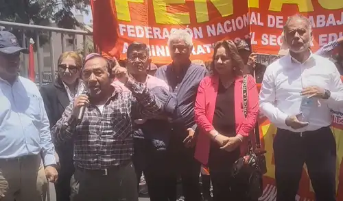 La Federación Nacional de Trabajadores Administrativos del Sector Educación (Fentase) mantiene una huelga nacional indefinida exigiendo el pago del bono de S/1.560 por parte del Ministerio de Educación. La Federación Nacional de Trabajadores Administrativos del Sector Educación (Fentase) mantiene una huelga nacional indefinida exigiendo el pago del bono de S/1.560 por parte del Ministerio de Educación.