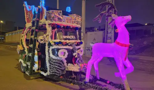 Mototaxi lleva el mensaje navideño a las calles del cono sur limeño. Foto: Francisco Erazo - La República.