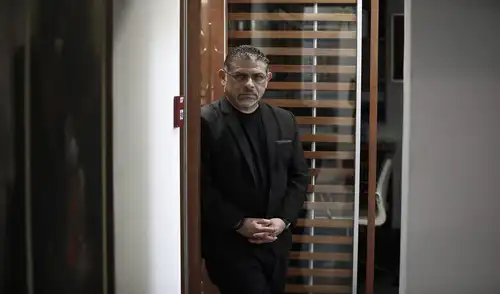 César Azabache en su oficina de Miraflores.