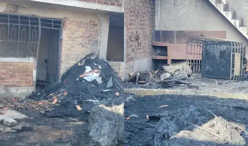 Un fuerte incendio se desató en un almacén de Platanal, Puente Piedra, a las 11:00 a.m., con un presunto fallo eléctrico como causa principal del siniestro. Un fuerte incendio se desató en un almacén de Platanal, Puente Piedra, a las 11:00 a.m., con un presunto fallo eléctrico como causa principal del siniestro.