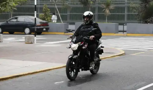 Especialistas advierten sobre los riesgos de usar el celular mientras los repartidores realizan sus pedidos. Motociclistas de delivery en Lima usan celular mientras manejan