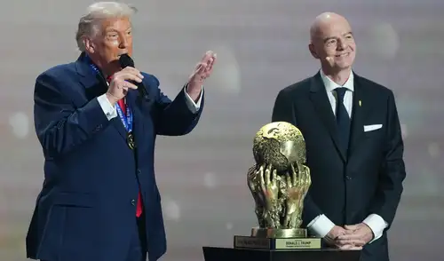 Donald Trump junto a Gianni Infantino durante el sorteo del Mundial 2026 en Washington.