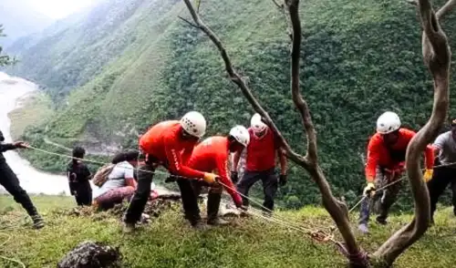 Tras la caída de la turista limeña en Pozuzo, labores de rescate duraron más de tres horas Tras la caída de la turista limeña en Pozuzo, labores de rescate duraron más de tres horas
