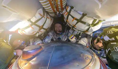 El astronauta de la NASA Jonny Kim, los cosmonautas de Roscosmos Sergey Ryzhikov y Alexey Zubritskiy dentro de la cápsula espacial. Foto: NASA El astronauta de la NASA Jonny Kim, los cosmonautas de Roscosmos Sergey Ryzhikov y Alexey Zubritskiy dentro de la cápsula espacial. Foto: NASA