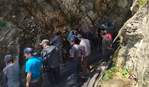Dos mineros fallecieron tras un deslizamiento de tierra que bloqueó la principal vía de acceso al socavón. Dos mineros fallecieron tras un deslizamiento de tierra que bloqueó la principal vía de acceso al socavón.