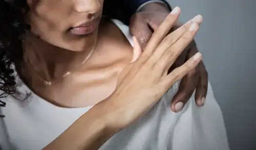 La violencia contra las mujeres en Perú revela profundas desigualdades y una impunidad que persiste, según la Encuesta Nacional sobre Relaciones Sociales (ENARES).