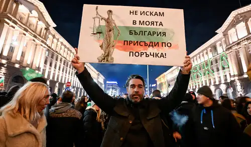 Manifestantes exigen cambios tras semanas de presión en las calles. Foto AFP Manifestantes exigen cambios tras semanas de presión en las calles.