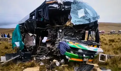 Un trágico accidente en la Carretera Central, Ninacaca, dejó dos mujeres muertas y 15 personas heridas tras el choque entre un bus interprovincial y un camión volquete.
