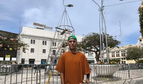 Tiktoker y al fondo el criticado árbol que desmanteló. Foto: Emmanuel Moreno - La República. Tiktoker y al fondo el criticado árbol que desmanteló. Foto: Emmanuel Moreno - La República.