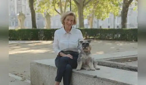 Julia Navarro y Barbie. Foto: Difusión. Julia Navarro y Barbie. Foto: Difusión.