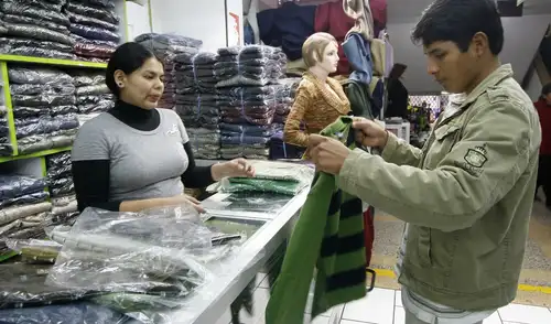 Gamarra se encuentra en plena campaña navideña y espera superar su nivel de ventas frente al resultado del año anterior. Foto: Andina Gamarra se encuentra en plena campaña navideña y espera superar su nivel de ventas frente al resultado del año anterior. Foto: Andina
