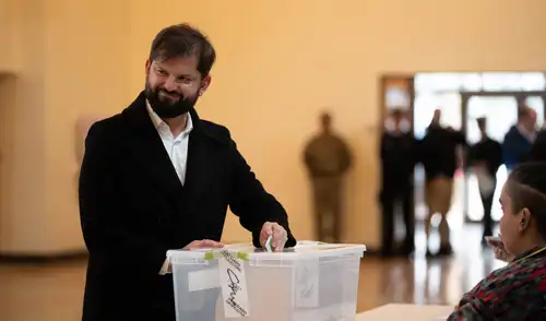 Gabriel Boric vota por última vez como presidente en segunda vuelta. Gabriel Boric vota por última vez como presidente en segunda vuelta.