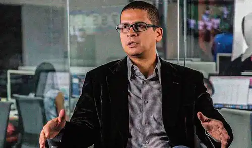 Evans difundió un video desde su domicilio en el que informó sobre la presencia de una comisión identificada. Foto: YouTube Régimen de Maduro secuestró a Nicmer Evans, politólogo venezolano y director de un medio digital