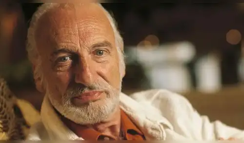 Héctor Alterio protagonizó la película 'El hijo de la novia' junto a Ricardo Darín. Foto: Clarín Héctor Alterio protagonizó la película 'El hijo de la novia' junto a Ricardo Darín.