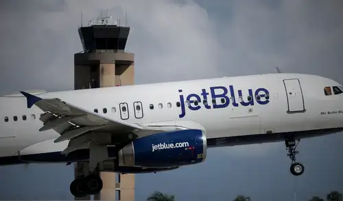 Piloto de JetBlue evitó un choque con un avión militar de Estados Unidos cerca de Venezuela.