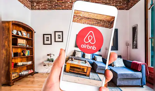 El titular precisó que la resolución contra Airbnb incluye dos sanciones accesorias. Foto: Destinos Ahora. España sanciona a Airbnb con más de 70 millones de dólares por anuncios de viviendas turísticas sin licencia