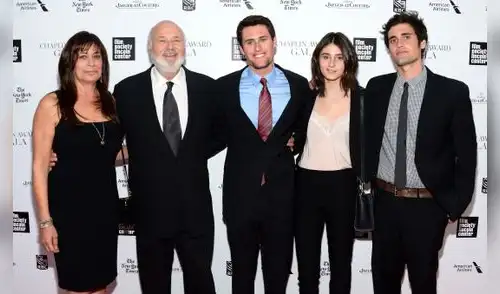 Rob y Michel en un evento al lado de sus tres hijos. Rob y Michel en un evento al lado de sus tres hijos.