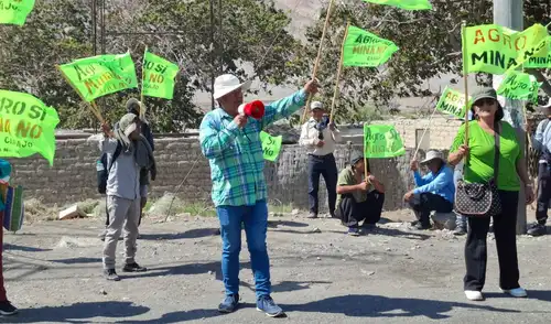 Agricultores del Valle de Tambo bloquean Panamericana Sur en primer día de paro contra Tía María. Foto: Wilder Pari Agricultores del Valle de Tambo bloquean Panamericana Sur en primer día de paro contra Tía María. Foto: Wilder Pari