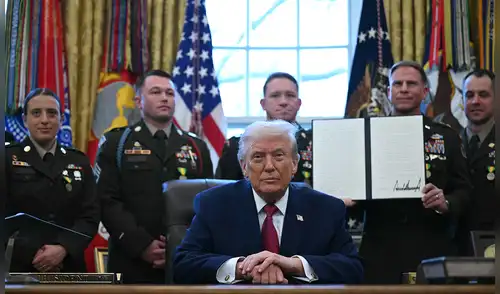 La Casa Blanca afirmó que Trump, quien lleva mucho tiempo abogando por restringir la inmigración. Foto: AFP. Donald Trump impuso restricciones de ingreso a Estados Unidos a otros siete países considerados “de alto riesgo”