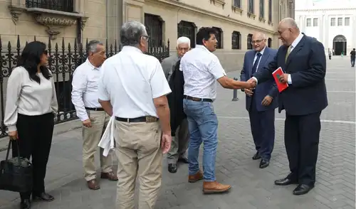 Gremios de transporte se reunión en Palacio para evaluar acciones contra las extorsiones en el sector.