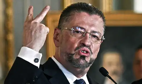 Rodrigo Chaves evitó su destitución tras una votación en el Congreso de Costa Rica que no logró los 38 votos requeridos para levantar su inmunidad. Rodrigo Chaves evitó su destitución tras una votación en el Congreso de Costa Rica que no logró los 38 votos requeridos para levantar su inmunidad.