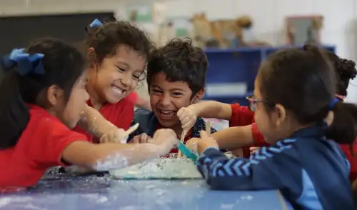 Padres deben equilibrar el uso de pantallas, practicar ejercicio diario y permitir que los niños elijan talleres en vacaciones. Fuente: Difusión. Padres deben equilibrar el uso de pantallas, practicar ejercicio diario y permitir que los niños elijan talleres en vacaciones. Fuente: Difusión.